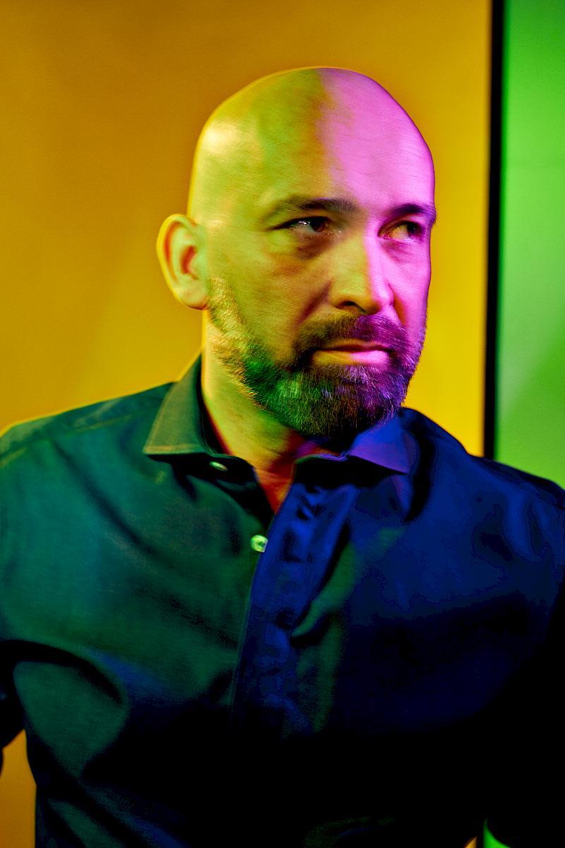 Colourful portrait of Daniel for NZZ Folio